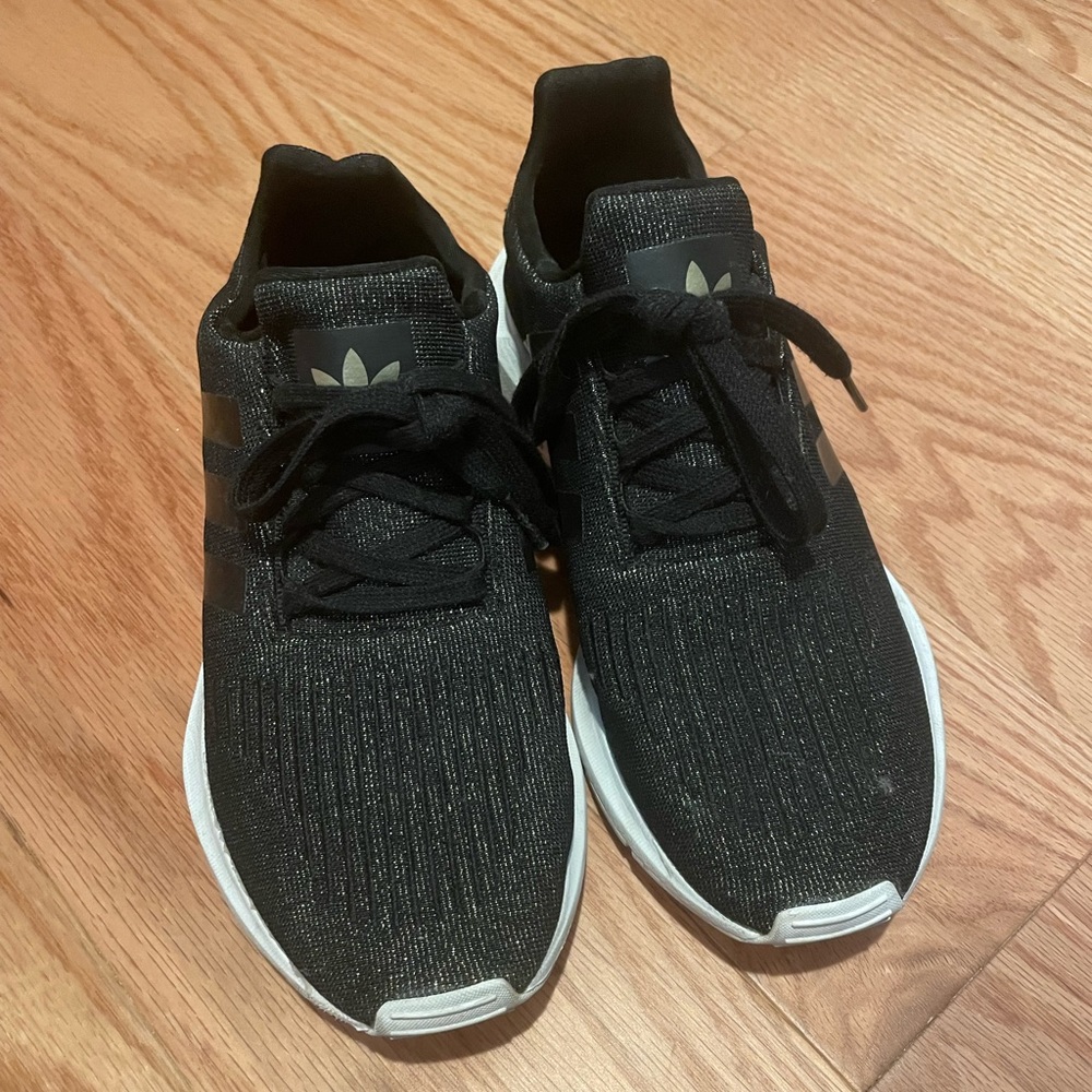 Adidas Swift Run - Black sneaker with a bit of gold